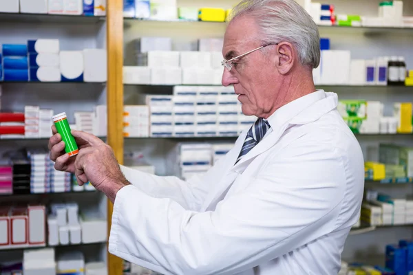 Pharmacist checking medicines — Stock Photo, Image