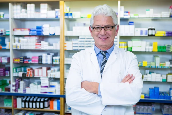 Farmacêutico de pé de braços cruzados — Fotografia de Stock