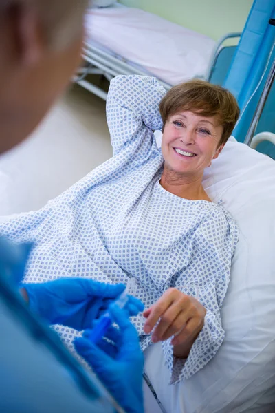 Медсестра дає ін'єкції пацієнту — стокове фото