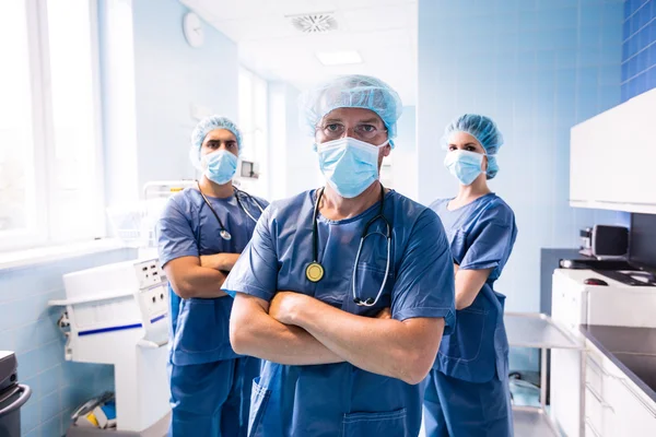 Cirujano y enfermeras de pie en el hospital — Foto de Stock