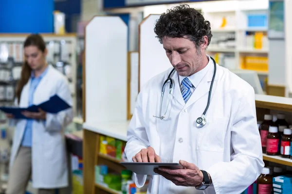 Farmacêutico que utiliza comprimido digital — Fotografia de Stock