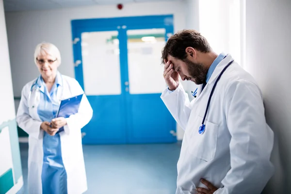 Sorgliga läkare lutad mot väggen — Stockfoto