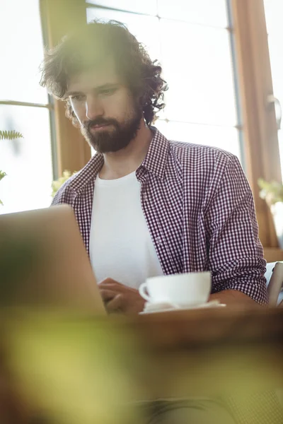 Homem usando laptop — Fotografia de Stock