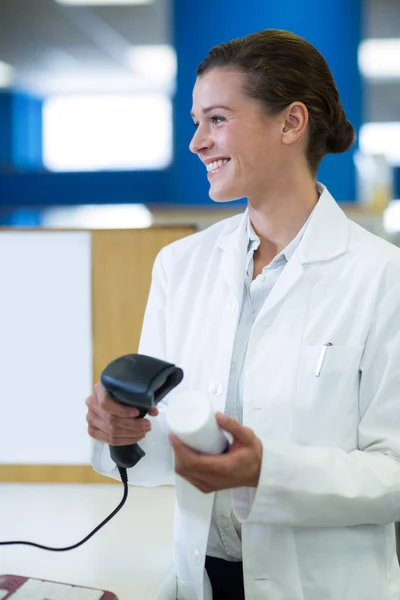 Farmaceut med streckkodsläsare på medicin — Stockfoto