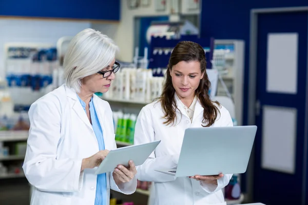 Pharmacies utilisant un comprimé et un ordinateur portable — Photo