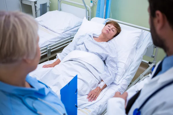 Doctor hablando con un paciente mayor —  Fotos de Stock