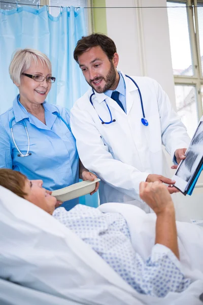 Médicos mostrando relatório médico ao paciente sênior — Fotografia de Stock