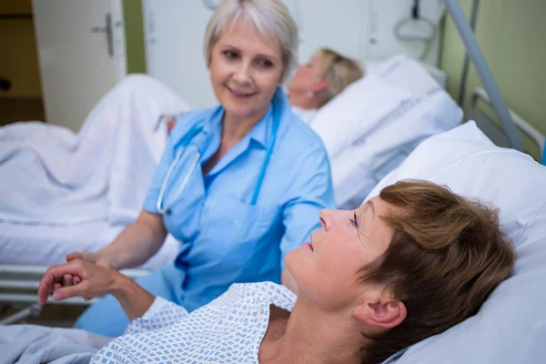 Nurse examining patients pulse — Stock Photo, Image