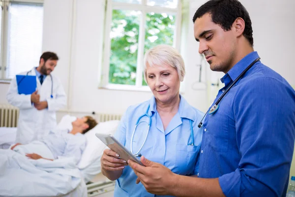 Médico e enfermeiro usando tablet digital — Fotografia de Stock