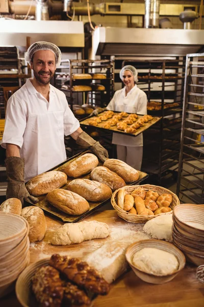 Pékek betöltő tálca kenyeret és michetta — Stock Fotó