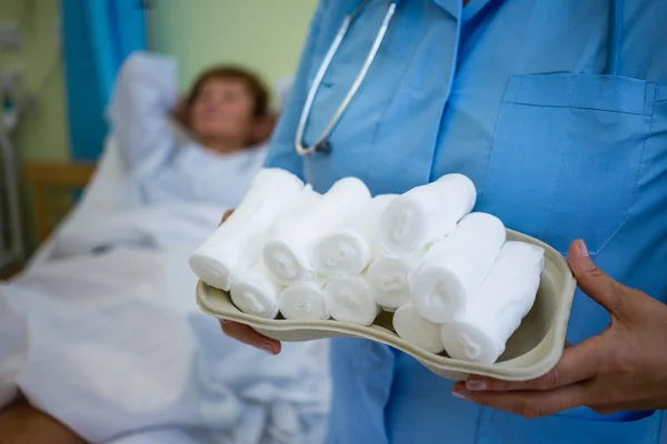 Nurse holding a tray of bandage — Stock Photo, Image