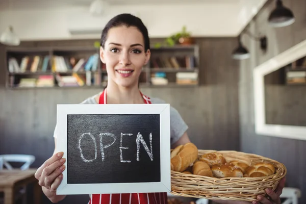 Boulanger femelle tenant panneau ouvert — Photo