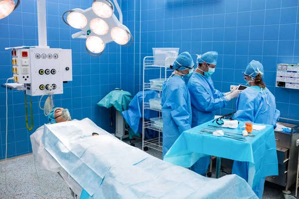 Surgeons using tablet — Stock Photo, Image