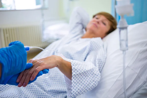 Медсестра делает инъекцию пациенту — стоковое фото