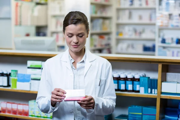 Farmacéutico marcando una caja del medicamento — Foto de Stock