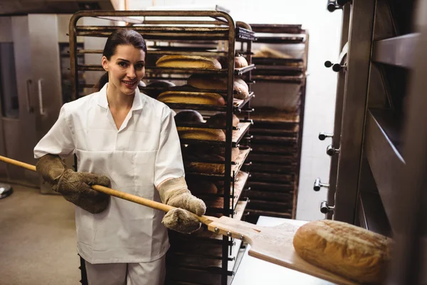 Bäckerin backt frisches Brot — Stockfoto