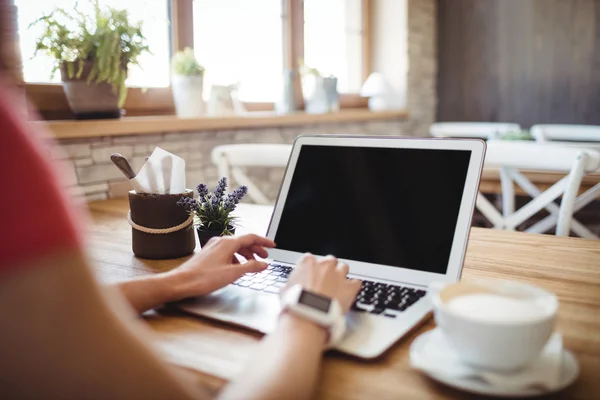 Händerna på kvinna med laptop — Stockfoto