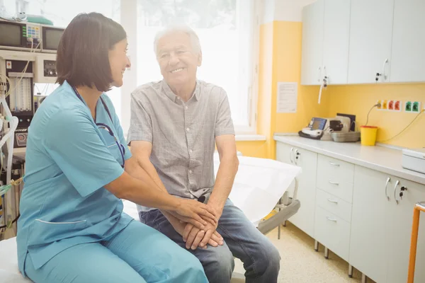 Kvinnliga läkare tröstar en patient — Stockfoto