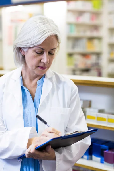 Farmacêutico escrevendo na área de transferência — Fotografia de Stock