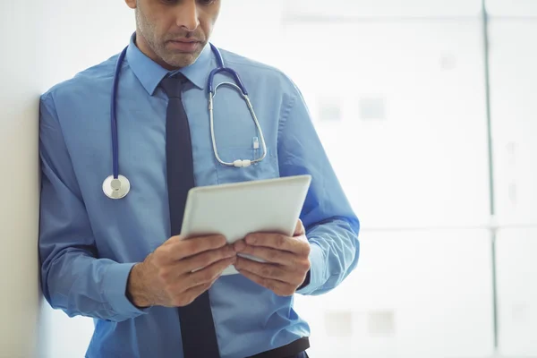 Läkare som använder digitala tabletter — Stockfoto