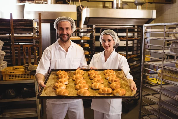 Panaderos sosteniendo una bandeja de michetta —  Fotos de Stock