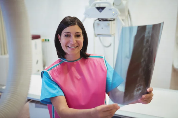 Female doctor examining x-ray — Stock Photo, Image