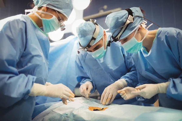 Surgeons performing operation in operation room — Stock Photo, Image