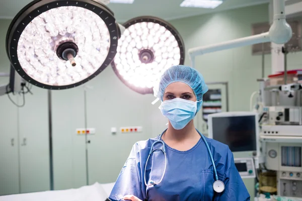 Chirurg staan in operatie kamer — Stockfoto