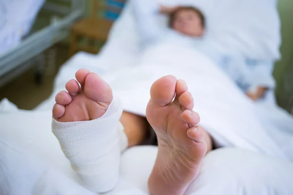 Pacjent ze złamaną nogą w gipsie — Zdjęcie stockowe