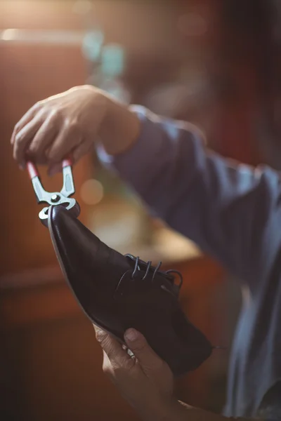 Kunduracı ayakkabı tamiri — Stok fotoğraf
