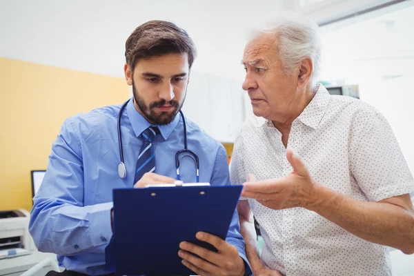 Patienten rådfråga en läkare — Stockfoto