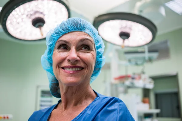 Surgeon standing in operation room — Stock Photo, Image