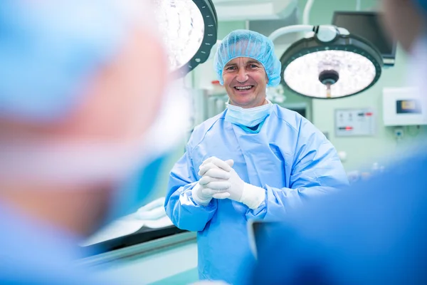 Surgeons standing in operation room — Stock Photo, Image