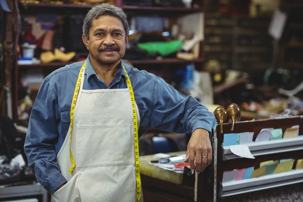 Zapatero de pie con mano en el bolsillo — Foto de Stock