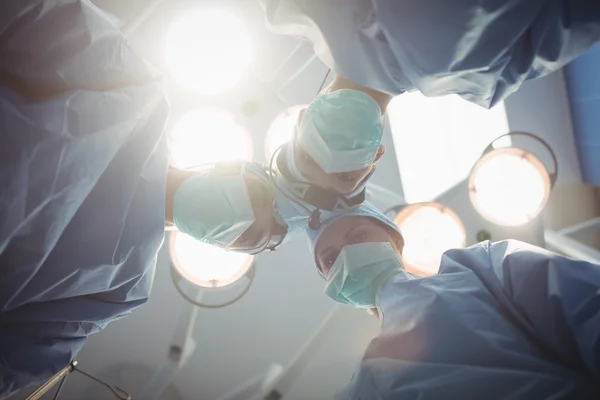 Operasyon odasında operasyonu cerrahlar — Stok fotoğraf