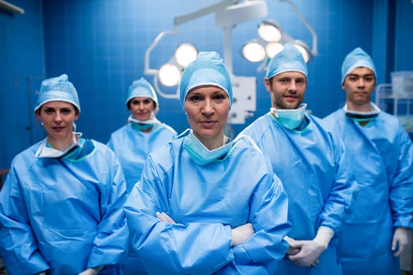 Stojąc w pokoju operacji Chirurdzy — Zdjęcie stockowe