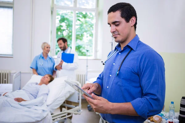 Médecin confiant utilisant une tablette numérique — Photo