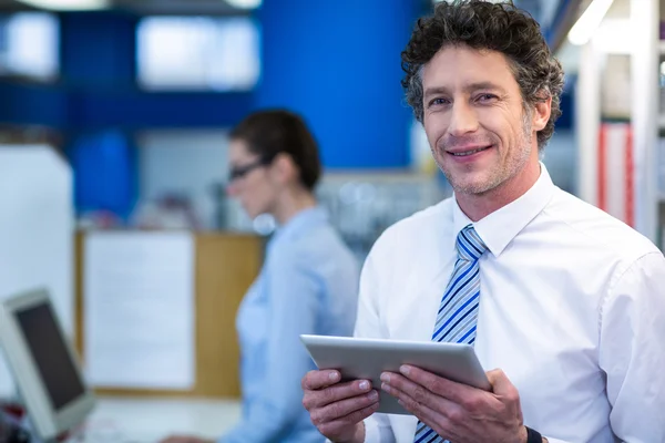 Apotheker bedrijf tablet in apotheek — Stockfoto