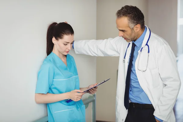 Médico interactuando con enfermera —  Fotos de Stock