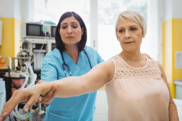 Kvinnlig läkare undersöker en patient — Stockfoto
