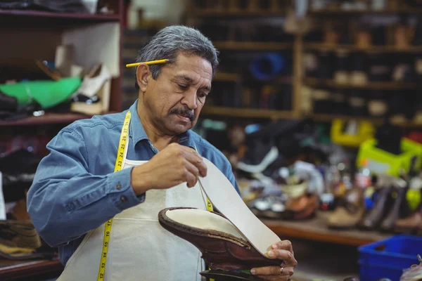 Zapatero reparando un zapato — Foto de Stock