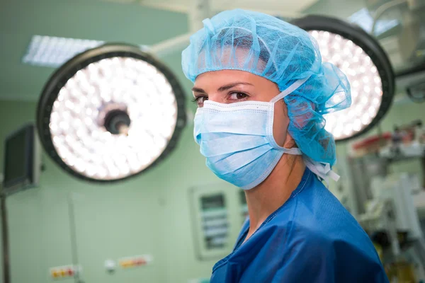 Surgeon wearing surgical mask and surgical — Stock Photo, Image