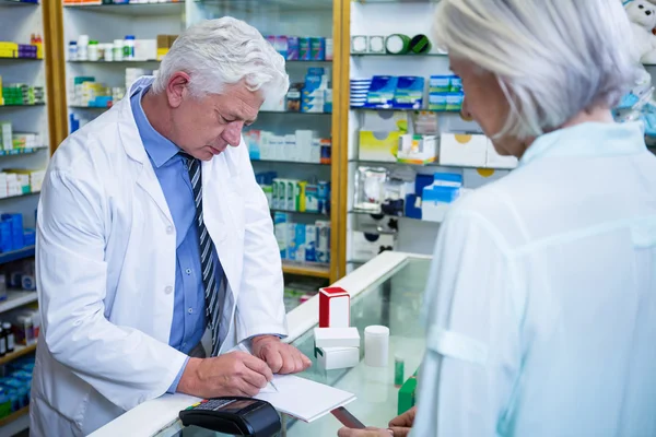 Farmacéutico escribir recetas para medicamentos —  Fotos de Stock