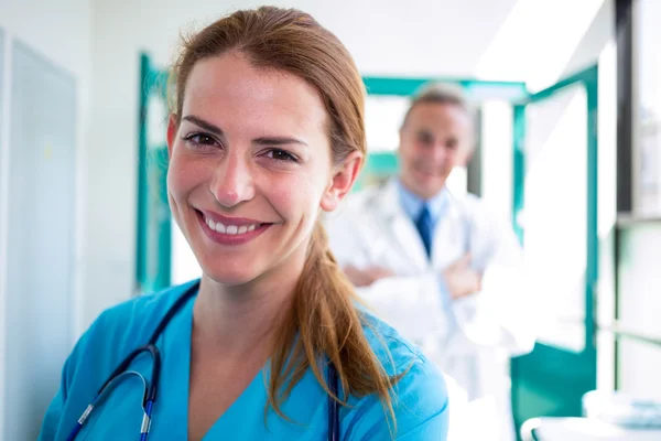 Porträt von Arzt und Krankenschwester, die in die Kamera lächeln — Stockfoto