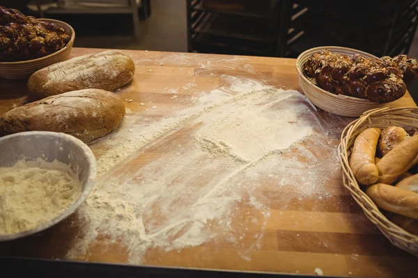 Mąka z chlebem na stole — Zdjęcie stockowe