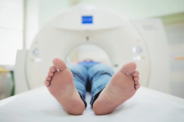 Пациент загружается в МРТ — стоковое фото