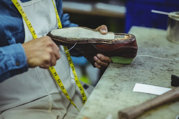 Schuhmacher repariert einen Schuh — Stockfoto