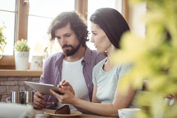 Par med digital tablet — Stockfoto