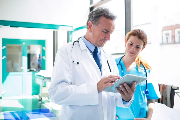 Arzt und Krankenschwester diskutieren über digitales Tablet — Stockfoto