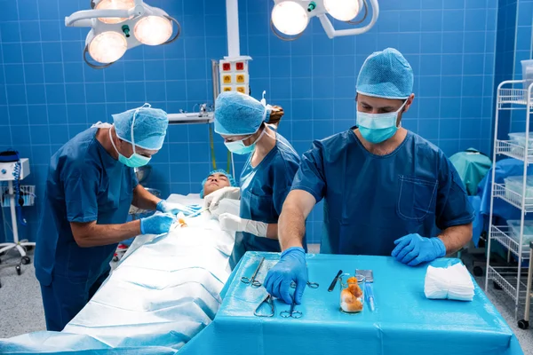 Cirurgiões realizando operação na sala de operação — Fotografia de Stock